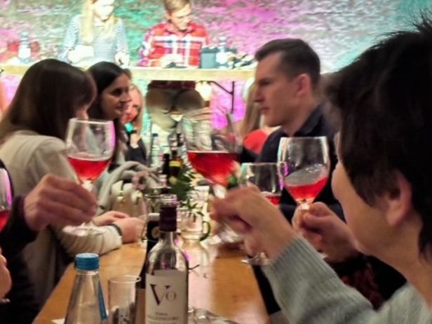 Kellerquiz Teilnehmer am Kellerquiz die sich zuprosten mit Rotwein